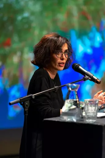 Samaneh Moafi presenteert tijdens Propos